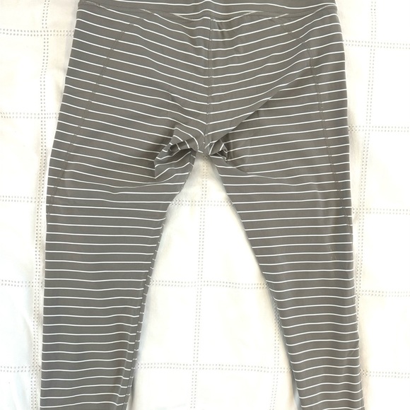 Athleta Chaturanga cropped striped legging L soft grey/white NWOT - Picture 3 of 5
